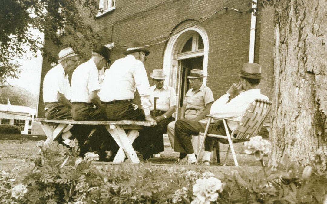 Whittlers outside the historic courthouse